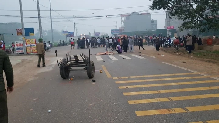 Xe khách đâm vào đoàn người đưa đám ma, 7 người chết