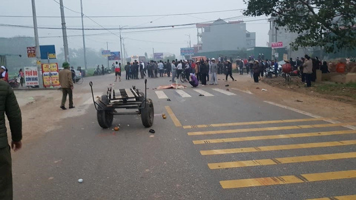 ảnh: xe khách đâm vào đoàn người đưa đám ma, 5 người chết hình 3 Xe khách đâm vào đoàn người đưa đám ma, 7 người chết