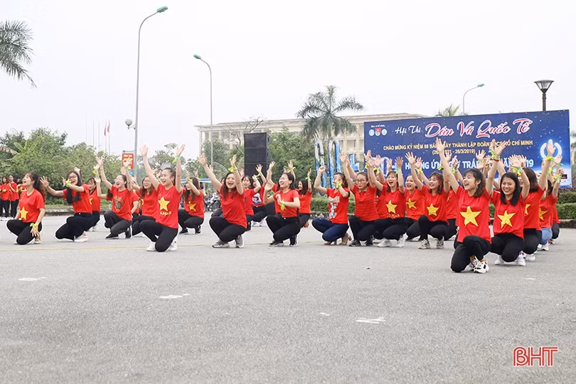 Gần 500 HSSV Đại học Hà Tĩnh tham gia “Tiết kiệm năng lượng - Bảo vệ Trái đất”