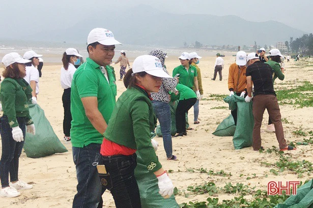 Tuổi trẻ Hà Tĩnh làm sạch các bãi biển đón mùa du lịch mới
