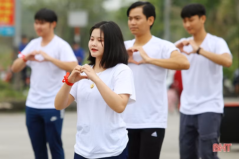 Gần 500 HSSV Đại học Hà Tĩnh tham gia “Tiết kiệm năng lượng - Bảo vệ Trái đất”