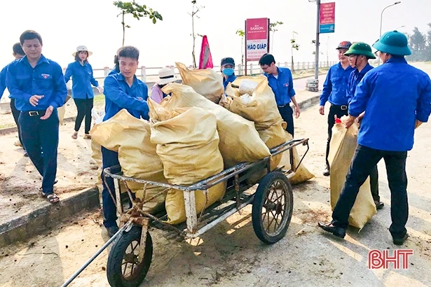 Tuổi trẻ Hà Tĩnh làm sạch các bãi biển đón mùa du lịch mới