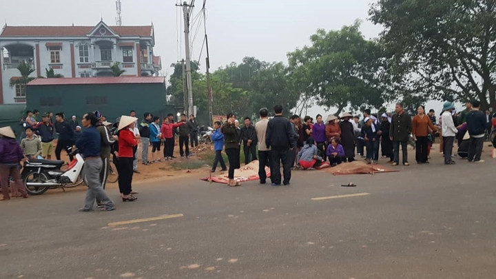 Xe khách đâm vào đoàn người đưa đám ma, 7 người chết