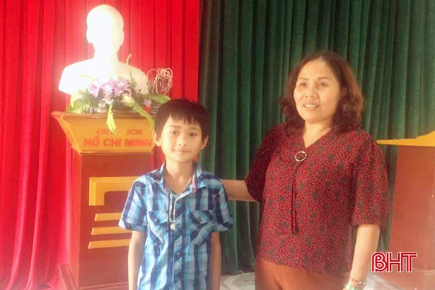 Học sinh lớp 4 nhặt được ví tiền trả lại cho người đánh mất