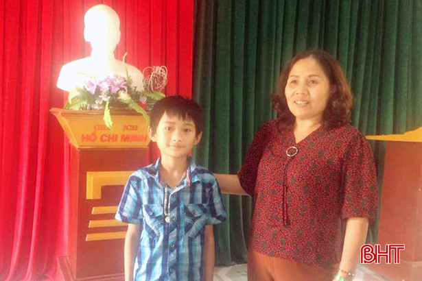 Học sinh lớp 4 nhặt được ví tiền trả lại cho người đánh mất