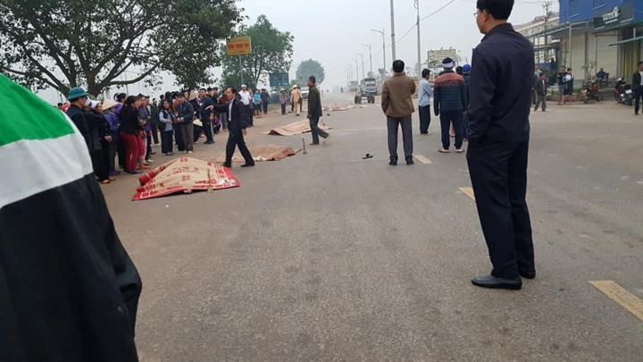 ảnh: xe khách đâm vào đoàn người đưa đám ma, 5 người chết hình 1 Xe khách đâm vào đoàn người đưa đám ma, 7 người chết