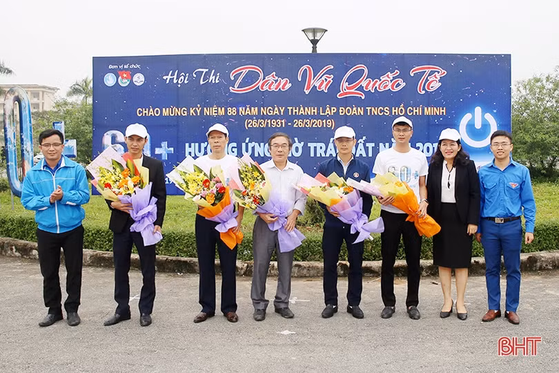 Gần 500 HSSV Đại học Hà Tĩnh tham gia “Tiết kiệm năng lượng - Bảo vệ Trái đất”