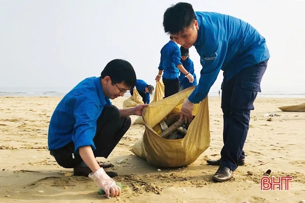 Tuổi trẻ Hà Tĩnh làm sạch các bãi biển đón mùa du lịch mới