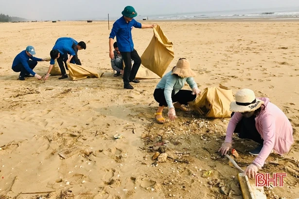 Tuổi trẻ Hà Tĩnh làm sạch các bãi biển đón mùa du lịch mới