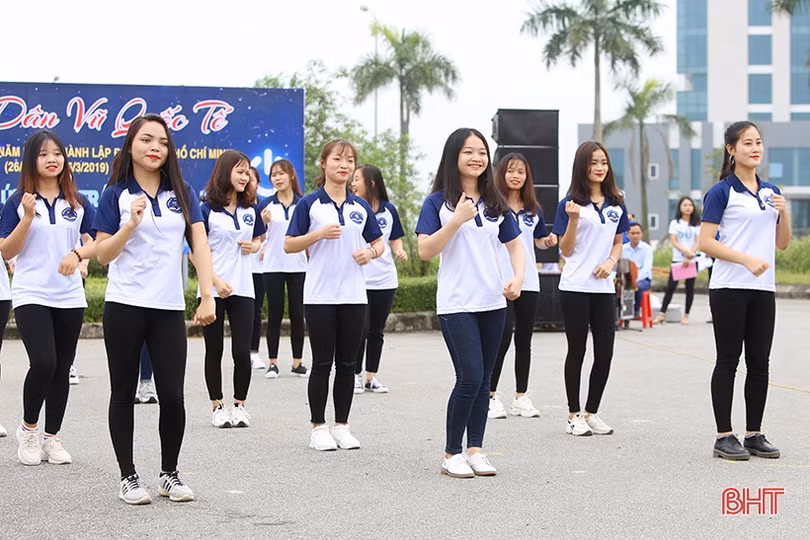 Gần 500 HSSV Đại học Hà Tĩnh tham gia “Tiết kiệm năng lượng - Bảo vệ Trái đất”