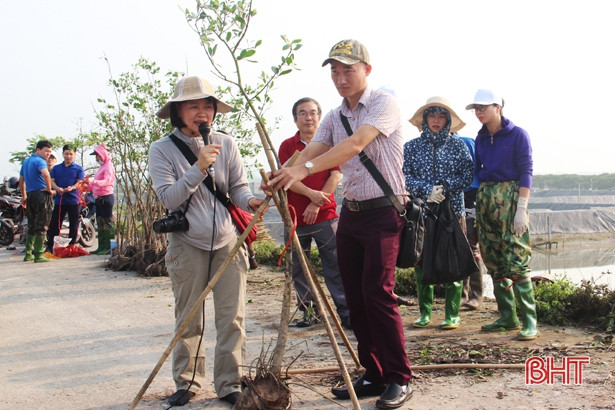 Hàng trăm học sinh TP Hà Tĩnh trồng cây vì màu xanh rừng ngập mặn
