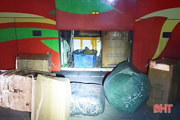 Thêm 2 xe khách vận chuyển hàng không rõ nguồn gốc qua Hà Tĩnh bị phát hiện, xử lý