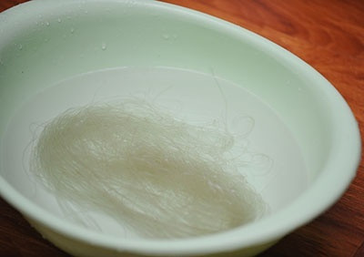 Cuối tuần làm miến chiên trứng lạ miệng, giòn rụm