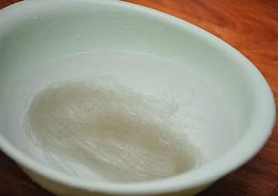 Cuối tuần làm miến chiên trứng lạ miệng, giòn rụm