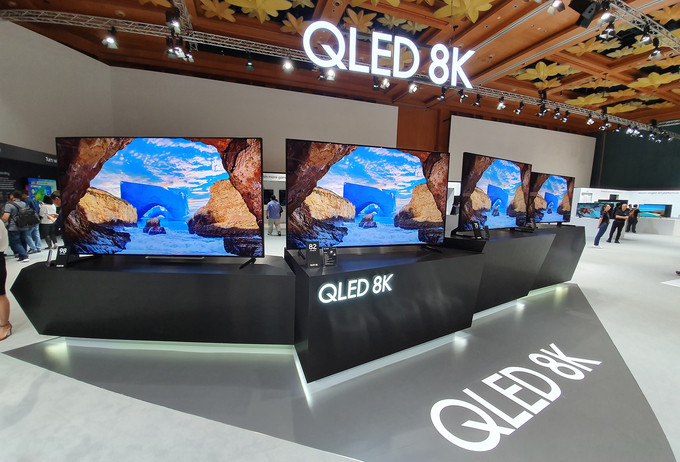 Ảnh thực tế TV QLED 8K giá 2,3 tỷ đồng của Samsung