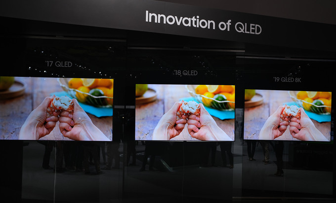 Ảnh thực tế TV QLED 8K giá 2,3 tỷ đồng của Samsung