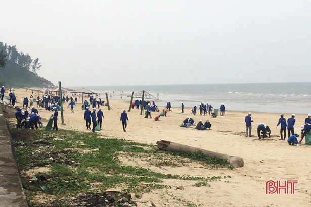 Tuổi trẻ Hà Tĩnh làm sạch các bãi biển đón mùa du lịch mới