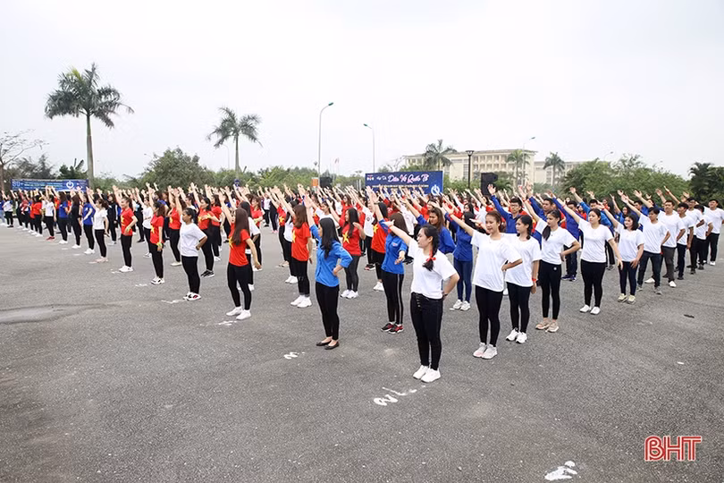 Gần 500 HSSV Đại học Hà Tĩnh tham gia “Tiết kiệm năng lượng - Bảo vệ Trái đất”