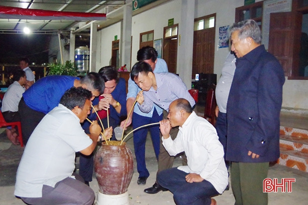 Nhiều hoạt động ý nghĩa kỷ niệm 10 năm kết nghĩa Sơn Kim 1 - Thoọng Pẹ