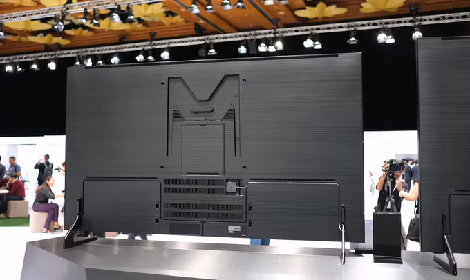 Ảnh thực tế TV QLED 8K giá 2,3 tỷ đồng của Samsung