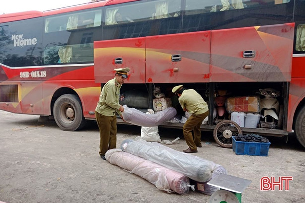 Cảnh sát giao thông Hà Tĩnh bắt giữ xe khách chở 1.153 kg vải “lậu”