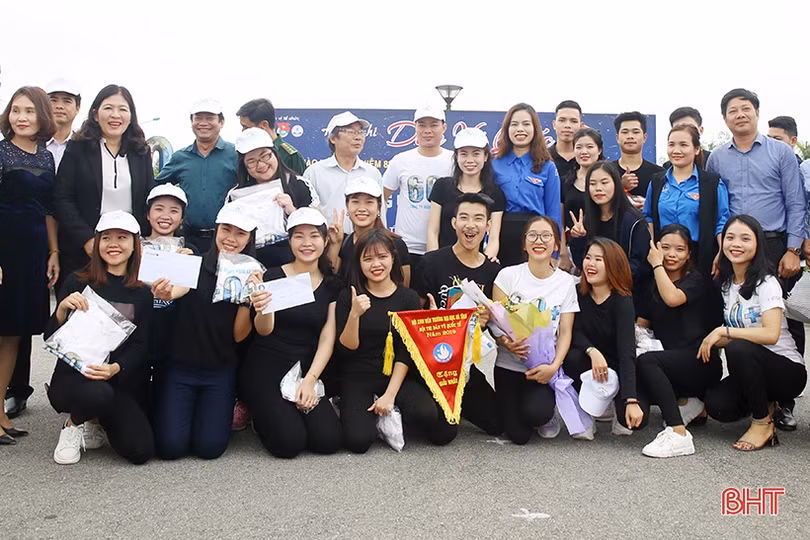 Gần 500 HSSV Đại học Hà Tĩnh tham gia “Tiết kiệm năng lượng - Bảo vệ Trái đất”