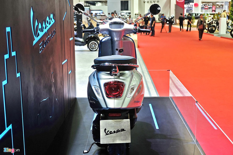 Cận cảnh Vespa Elettrica sắp ra mắt tại Việt Nam, thiết kế cũ, giá cao cấp