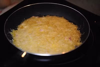 Cuối tuần làm miến chiên trứng lạ miệng, giòn rụm