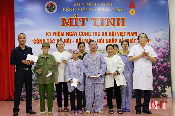 Các cơ sở y tế Hà Tĩnh tổ chức nhiều hoạt động công tác xã hội