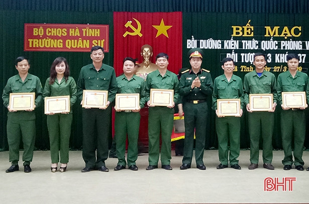 Bế mạc lớp bồi dưỡng kiến thức quốc phòng – an ninh đối tượng 3