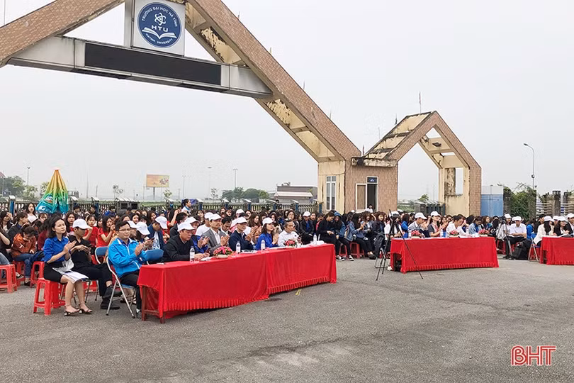 Gần 500 HSSV Đại học Hà Tĩnh tham gia “Tiết kiệm năng lượng - Bảo vệ Trái đất”