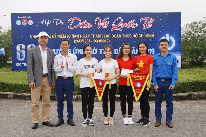 Gần 500 HSSV Đại học Hà Tĩnh tham gia “Tiết kiệm năng lượng - Bảo vệ Trái đất”