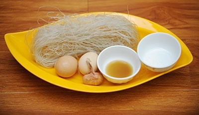 Cuối tuần làm miến chiên trứng lạ miệng, giòn rụm