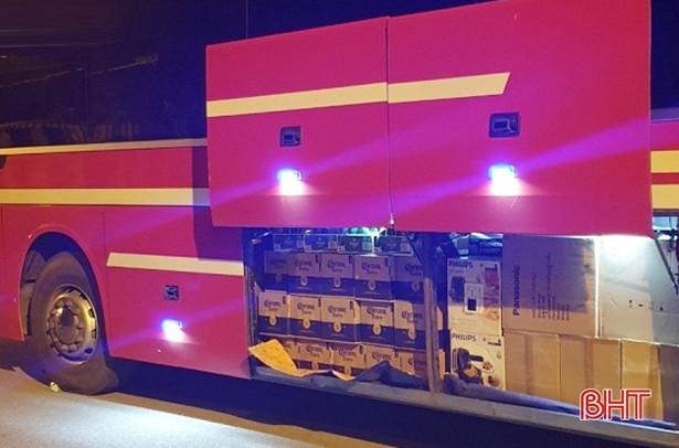 Phát hiện xe khách vận chuyển hàng “lậu” trị giá trên 60 triệu đồng