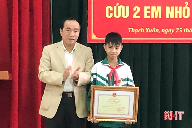 Nam sinh Hà Tĩnh dũng cảm cứu người nhận huy hiệu “Tuổi trẻ dũng cảm”