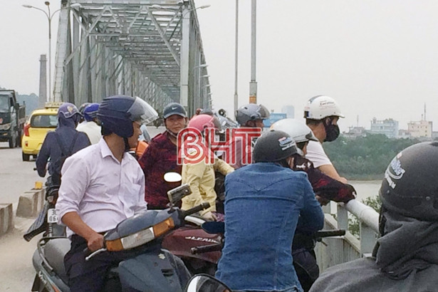 Tìm thấy thi thể nam thanh niên nhảy cầu Bến Thủy tự tử