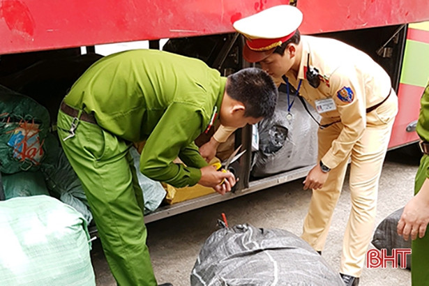 Phát hiện xe khách vận chuyển hàng hóa không rõ nguồn gốc