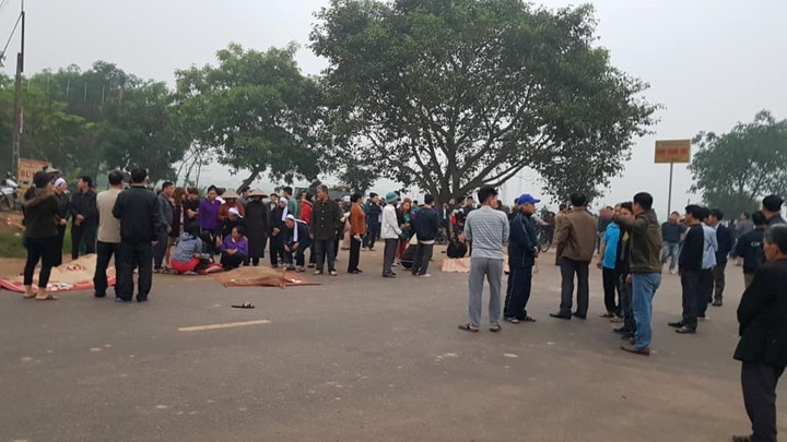ảnh: xe khách đâm vào đoàn người đưa đám ma, 5 người chết hình 6 Xe khách đâm vào đoàn người đưa đám ma, 7 người chết
