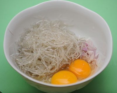 Cuối tuần làm miến chiên trứng lạ miệng, giòn rụm
