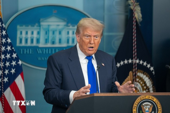Tổng thống Mỹ Donald Trump phát biểu họp báo tại Nhà Trắng. (Ảnh: THX/TTXVN) Tổng thống Mỹ Donald Trump phát biểu họp báo tại Nhà Trắng. (Ảnh: THX/TTXVN)
