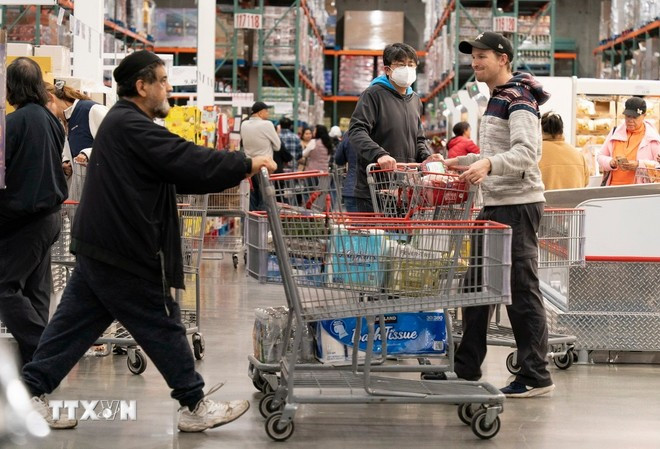 Người dân mua sắm tại siêu thị ở San Mateo, California, Mỹ. (Ảnh: THX/TTXVN) Người dân mua sắm tại siêu thị ở San Mateo, California, Mỹ. (Ảnh: THX/TTXVN)