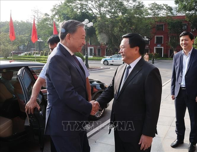GS.TS Nguyễn Xuân Thắng, Ủy viên Bộ Chính trị, Giám đốc Học viện Chính trị Quốc gia Hồ Chí Minh, Chủ tịch Hội đồng Lý luận Trung ương đón Tổng Bí thư, Chủ tịch nước Tô Lâm. Ảnh: Trí Dũng/TTXVN. GS.TS Nguyễn Xuân Thắng, Ủy viên Bộ Chính trị, Giám đốc Học viện Chính trị Quốc gia Hồ Chí Minh, Chủ tịch Hội đồng Lý luận Trung ương đón Tổng Bí thư, Chủ tịch nước Tô Lâm. Ảnh: Trí Dũng/TTXVN.