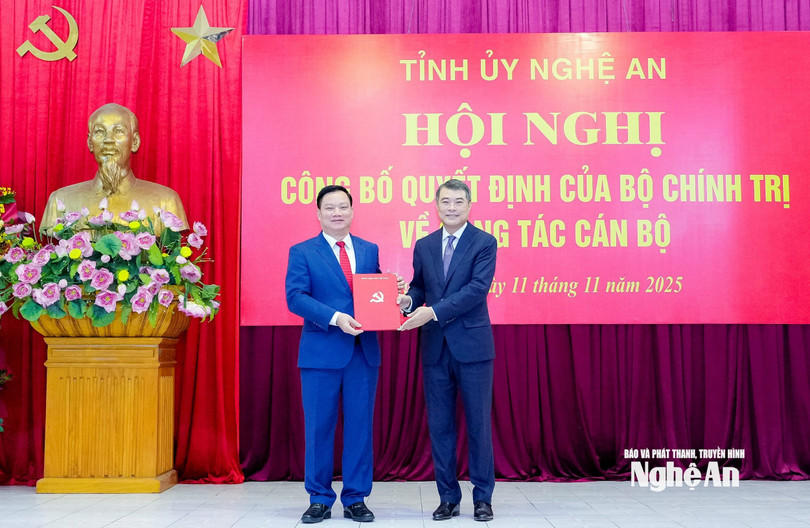 Trưởng ban Tổ chức Trung ương Lê Minh Hưng trao quyết định của Bộ Chính trị cho tân Bí thư Tỉnh ủy Nghệ An Nguyễn Khắc Thận. Ảnh: Phạm Bằng/BNA.