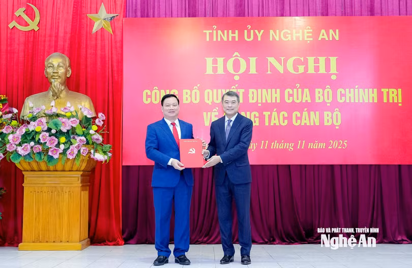 Trưởng ban Tổ chức Trung ương Lê Minh Hưng trao quyết định của Bộ Chính trị cho tân Bí thư Tỉnh ủy Nghệ An Nguyễn Khắc Thận. Ảnh: Phạm Bằng/BNA.
