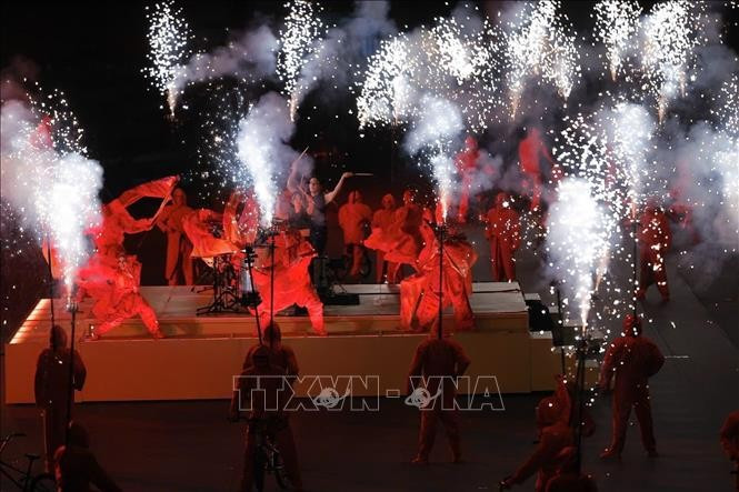 Chương 1 của lễ khai mạc đưa khán giả quay ngược thời gian về nguồn cội SEA Games, khi Thái Lan tổ chức kỳ đầu tiên năm 1959 cũng tại Bangkok. Nước chủ nhà muốn khơi dậy niềm đam mê thể thao ở các khán giả. Ảnh: Minh Quyết/PV TTXVN từ Thái Lan 