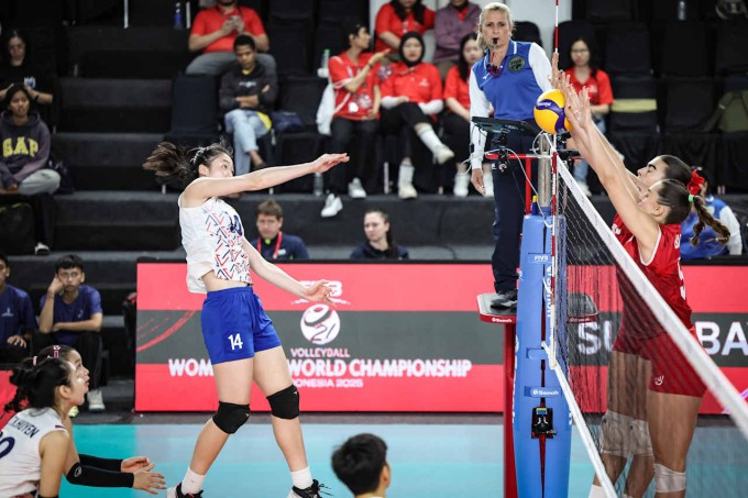 Chủ công Phạm Quỳnh Hương (14) không thể đập bóng qua các tay chắn Chile ở vòng phân hạng 17-20 tại giải bóng chuyền U21 nữ thế giới, tối 15/8. Ảnh: Volleyball World Chủ công Phạm Quỳnh Hương (14) không thể đập bóng qua các tay chắn Chile ở vòng phân hạng 17-20 tại giải bóng chuyền U21 nữ thế giới, tối 15/8. Ảnh: Volleyball World