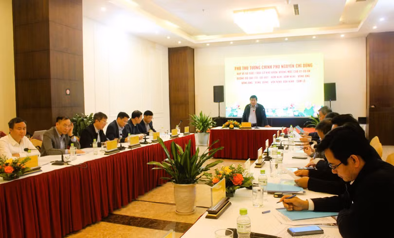 Phó Thủ tướng Nguyễn Chí Dũng làm việc với các địa phương, chủ đầu tư, nhà thầu để rà soát, tháo gỡ khó khăn.