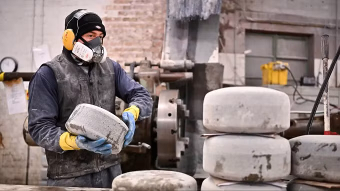 Những viên đá curling sau công đoạn cắt - đẽo gọt thô thành khối hình phô mai. Ảnh: Times