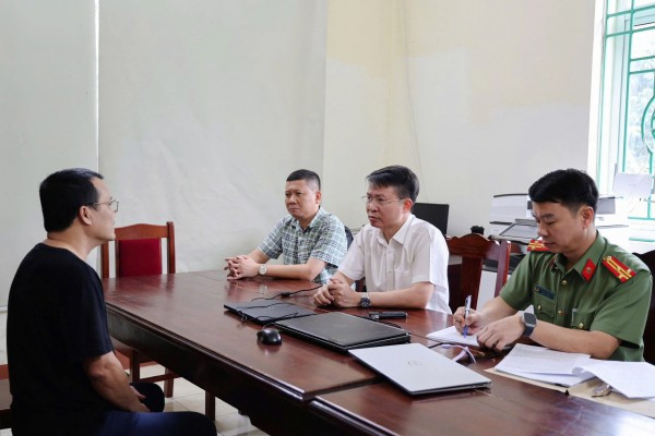 Thiếu tướng Nguyễn Minh Tuấn, Giám đốc Công an tỉnh Phú Thọ (áo trắng) trực tiếp lấy lời khai các đối tượng trong đường dây lừa đảo tiền ảo PAYN. Thiếu tướng Nguyễn Minh Tuấn, Giám đốc Công an tỉnh Phú Thọ (áo trắng) trực tiếp lấy lời khai các đối tượng trong đường dây lừa đảo tiền ảo PAYN.