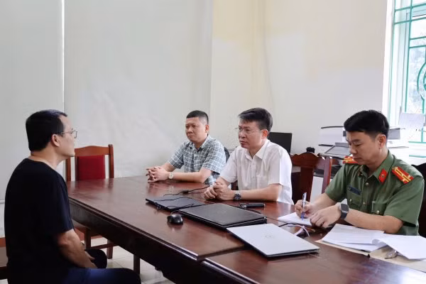 Thiếu tướng Nguyễn Minh Tuấn, Giám đốc Công an tỉnh Phú Thọ (áo trắng) trực tiếp lấy lời khai các đối tượng trong đường dây lừa đảo tiền ảo PAYN.